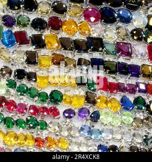 Un sacco di colorati sassolini di vetro lucido come sfondo. Foto Stock