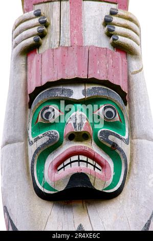 Totem Pole presso il Centro culturale U'Mista del popolo Kwakwaka'wakw, Alert Bay sull'Isola di Cormorant, Queen Charlotte Strait, BC, Canada Foto Stock