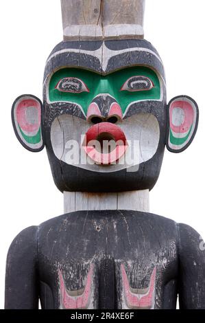 Totem Pole presso il Centro culturale U'Mista del popolo Kwakwaka'wakw, Alert Bay sull'Isola di Cormorant, Queen Charlotte Strait, BC, Canada Foto Stock