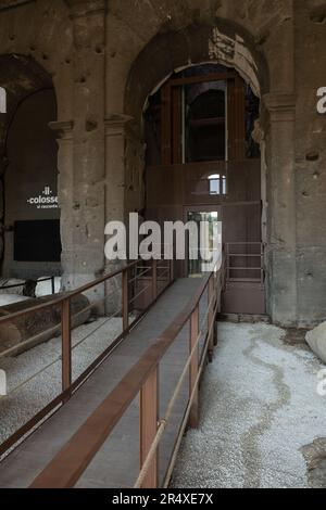 Roma, Italia. 30th maggio, 2023. La galleria tra il 2nd e il 3rd e l'intera facciata nord del Colosseo subirono un'ampia ristrutturazione superficiale e un consolidamento strutturale tra il 2021 e il 2023. Da giugno 2023 un nuovo ascensore panoramico permette il collegamento tra l'Ordine 1st e la galleria.Roma, 30th maggio 2023. Credit: Insidefoto di andrea staccioli/Alamy Live News Foto Stock