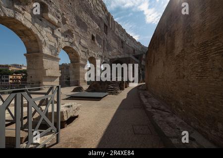 Roma, Italia. 30th maggio, 2023. La galleria tra il 2nd e il 3rd e l'intera facciata nord del Colosseo subirono un'ampia ristrutturazione superficiale e un consolidamento strutturale tra il 2021 e il 2023. Da giugno 2023 un nuovo ascensore panoramico permette il collegamento tra l'Ordine 1st e la galleria.Roma, 30th maggio 2023. Credit: Insidefoto di andrea staccioli/Alamy Live News Foto Stock