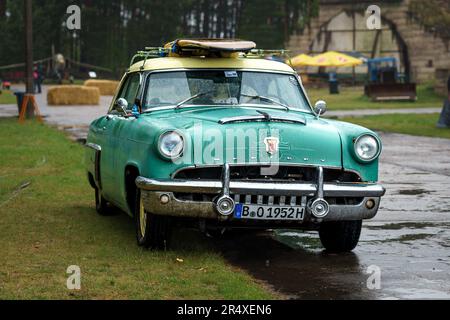 FINOWFURT, GERMANIA - 06 MAGGIO 2023: La vettura di dimensioni normali Mercury Monterey Sun Valley 1952. Festival di gara 2023. Apertura stagionale. Foto Stock