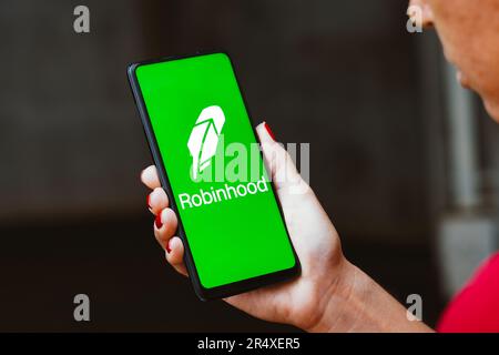 In questa illustrazione, il logo Robinhood Markets, Inc. Viene visualizzato sullo schermo di uno smartphone. Foto Stock