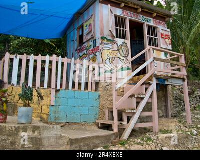 Snack bar sulla strada in una comunità giamaicana; Bluefields, Giamaica, Indie occidentali Foto Stock