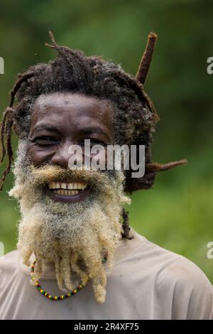 Ritratto di un uomo rastafariano in Giamaica; Bluefields Bay, Giamaica Foto Stock