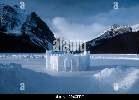 Castello di ghiaccio sul lago Louise con montagne sull'estrema riva del Parco Nazionale di Banff; Alberta, Canada Foto Stock