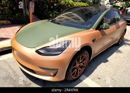 Miami Beach, Florida USA - 14 aprile 2021: tesla model y orange matte 2019, vista laterale d'angolo. crossover elettrico. Foto Stock