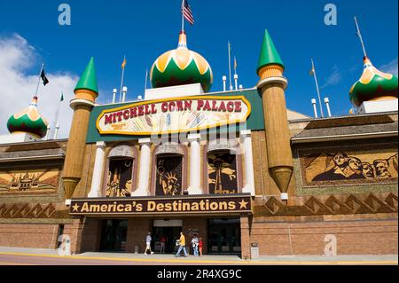 I turisti partecipano a un'esposizione di cinture di mais a Mitchell, South Dakota, Stati Uniti; Mitchell, South Dakota, Stati Uniti d'America Foto Stock