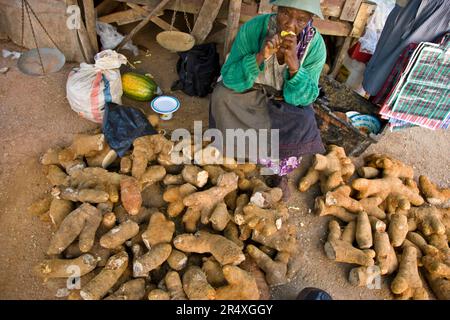 Donna giamaicana locale che vende prodotti in un mercato; Newmarket, Giamaica Foto Stock