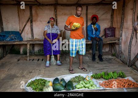 La gente del posto acquista e vende prodotti in un mercato in Giamaica; Newmarket, Giamaica, Indie occidentali Foto Stock