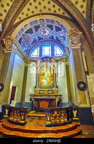 LUGANO, SVIZZERA - 14 MARZO 2022: Le belle sculture, le sculture e i capolavori della pittura nella sala di preghiera della Cattedrale di San Lorenzo, Lugano, Switzer Foto Stock