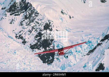 L'aereo da sci vola sopra il ghiacciaio Ruth nel Denali National Park and Preserve, Alaska, USA; Alaska, Stati Uniti d'America Foto Stock