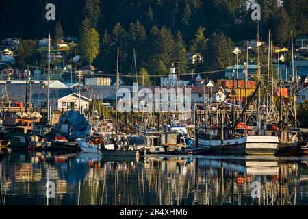 Barche da pesca attraccate nel porto di Wrangell, Alaska, Stati Uniti; Wrangell, Alaska, Stati Uniti d'America Foto Stock