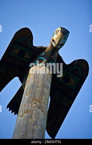 Uccello di legno intagliato in cima a un palo totemico nel Totem Bight State Historical Park, Ketchikan, Alaska, USA; Ketchikan, Alaska, Stati Uniti d'America Foto Stock