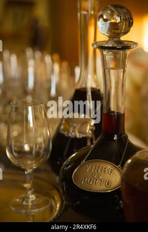 Due decanter di vino di porto e bicchieri; valle del fiume Douro, Portogallo Foto Stock