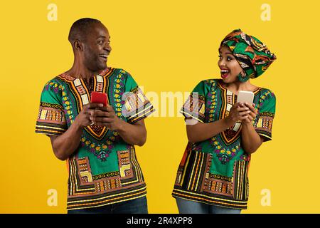Sorpreso uomo nero e donna che si guardano l'un l'altro Foto Stock