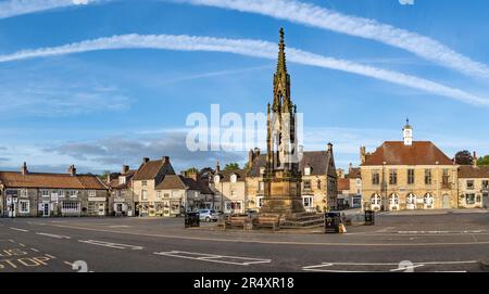 HELMSLEY, REGNO UNITO - 29 MAGGIO 2023. Panorama paesaggistico della piazza del mercato e della statua di Lord Feversham nella destinazione turistica dello Yorkshire di Helmsley Foto Stock