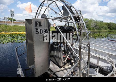 Everglades, Florida, Stati Uniti. 8th maggio, 2023. Idroscivolanti per trasporto in barca a fondo piatto. L'Everglades National Park è un'affascinante meraviglia naturale in Florida, Stati Uniti. Con una superficie di oltre 1,5 milioni di ettari, ospita diversi ecosistemi, tra cui paludi, mangrovie e praterie di sawgrass. I visitatori possono esplorare la sua fauna selvatica unica, come alligatori, uccelli acquatici e lamantini, attraverso escursioni a piedi, kayak, o facendo visite guidate, immergendosi nella sua bellezza mozzafiato. Ecologia, specie invasive, cambiamento climatico, ambiente, ambientale, Crisi climatica, riscaldamento globale, verde, ESG, swam Foto Stock