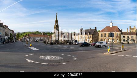 HELMSLEY, REGNO UNITO - 29 MAGGIO 2023. Panorama paesaggistico della piazza del mercato e la statua di Lord Feversham nella popolare destinazione turistica dello Yorkshire di Hel Foto Stock