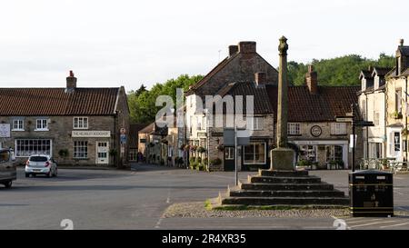 HELMSLEY, REGNO UNITO - 29 MAGGIO 2023. Panorama paesaggistico della piazza del mercato e memoriale nella popolare destinazione turistica dello Yorkshire di Helmsley Foto Stock