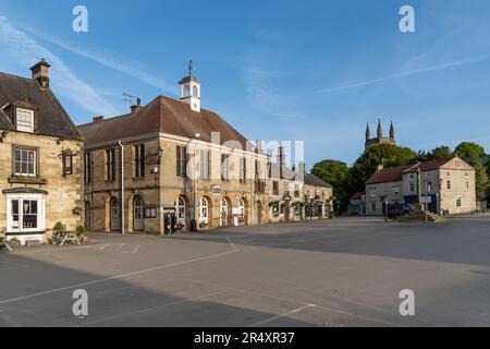 HELMSLEY, REGNO UNITO - 29 MAGGIO 2023. Panorama paesaggistico della piazza del mercato e del Municipio nella popolare destinazione turistica dello Yorkshire di Helmsley Foto Stock