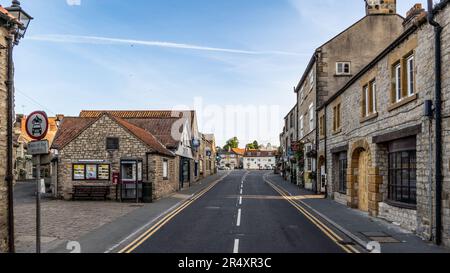 HELMSLEY, REGNO UNITO - 29 MAGGIO 2023. Piccoli negozi indipendenti sulla strada principale della popolare cittadina turistica di Helmsley nel North Yorkshire Foto Stock