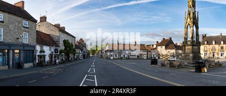 HELMSLEY, REGNO UNITO - 29 MAGGIO 2023. Panorama paesaggistico della piazza del mercato e della strada principale con negozi indipendenti nella popolare destinazione turistica dello Yorkshire Foto Stock