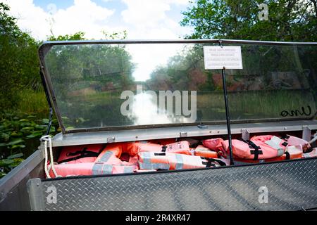 Everglades, Florida, Stati Uniti. 8th maggio, 2023. Idroscivolanti con giubbotto salvagente per il trasporto in barca con fondo piatto. L'Everglades National Park è un'affascinante meraviglia naturale in Florida, Stati Uniti. Con una superficie di oltre 1,5 milioni di ettari, ospita diversi ecosistemi, tra cui paludi, mangrovie e praterie di sawgrass. I visitatori possono esplorare la sua fauna selvatica unica, come alligatori, uccelli acquatici e lamantini, attraverso escursioni a piedi, kayak, o facendo visite guidate, immergendosi nella sua bellezza mozzafiato. Ecologia, specie invasive, cambiamento climatico, ambiente, ambientale, crisi climatica, riscaldamento globale Foto Stock