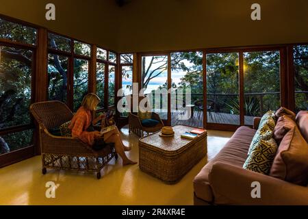 Soggiorno e terrazza di una villa indipendente a Pumulani Lodge, Robin Papa Safaris, sulle rive del Lago Malawi, Capo Maclear, nel Parco Nazionale del Lago Malawi. Kasankha, Malawi Foto Stock