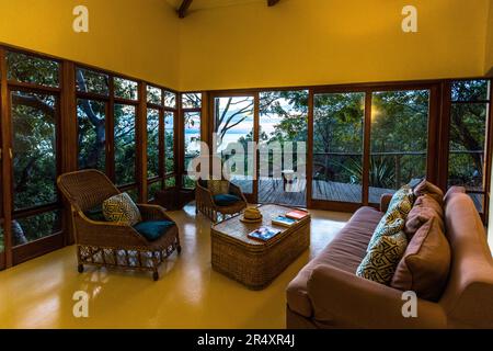 Soggiorno e terrazza di una villa indipendente a Pumulani Lodge, Robin Papa Safaris, sulle rive del Lago Malawi, Capo Maclear, nel Parco Nazionale del Lago Malawi. Kasankha, Malawi Foto Stock