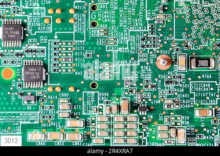 Scheda a circuito stampato per computer con componenti elettronici. Scheda a circuiti stampati. Tecnologia hardware per computer elettronici. Background scientifico tecnologico. Integrato Foto Stock