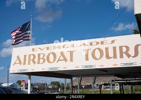 Everglades, Florida, Stati Uniti. 8th maggio, 2023. Indicazioni per i tour in idroscivolante delle Everglades gestiti da Gator Park. L'Everglades National Park è un'affascinante meraviglia naturale in Florida, Stati Uniti. Con una superficie di oltre 1,5 milioni di ettari, ospita diversi ecosistemi, tra cui paludi, mangrovie e praterie di sawgrass. I visitatori possono esplorare la sua fauna selvatica unica, come alligatori, uccelli acquatici e lamantini, attraverso escursioni a piedi, kayak, o facendo visite guidate, immergendosi nella sua bellezza mozzafiato. Ecologia, specie invasive, cambiamento climatico, ambiente, ambientale, crisi climatica, riscaldamento globale, gree Foto Stock