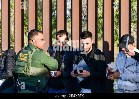 YUMA, AZ - MAGGIO 11: I migranti visti si sono stabiliti per attraversare il confine alla riserva indiana di Cocopah prima che il titolo 42 si concluda alle 11:59pm:00 consentendo a tutti i migranti di richiedere asilo dopo il divieto di salute dell'era COVID di tre anni. Yuma, Arizona il 11 maggio 2023. Credito: DeeCee carter/MediaPunch Foto Stock