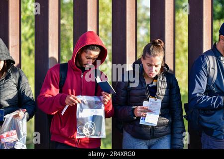 YUMA, AZ - MAGGIO 11: I migranti visti si sono stabiliti per attraversare il confine alla riserva indiana di Cocopah prima che il titolo 42 si concluda alle 11:59pm:00 consentendo a tutti i migranti di richiedere asilo dopo il divieto di salute dell'era COVID di tre anni. Yuma, Arizona il 11 maggio 2023. Credito: DeeCee carter/MediaPunch Foto Stock