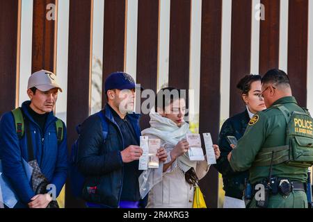 YUMA, AZ - MAGGIO 11: I migranti visti si sono stabiliti per attraversare il confine alla riserva indiana di Cocopah prima che il titolo 42 si concluda alle 11:59pm:00 consentendo a tutti i migranti di richiedere asilo dopo il divieto di salute dell'era COVID di tre anni. Yuma, Arizona il 11 maggio 2023. Credito: DeeCee carter/MediaPunch Foto Stock