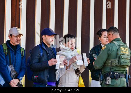 YUMA, AZ - MAGGIO 11: I migranti visti si sono stabiliti per attraversare il confine alla riserva indiana di Cocopah prima che il titolo 42 si concluda alle 11:59pm:00 consentendo a tutti i migranti di richiedere asilo dopo il divieto di salute dell'era COVID di tre anni. Yuma, Arizona il 11 maggio 2023. Credito: DeeCee carter/MediaPunch Foto Stock