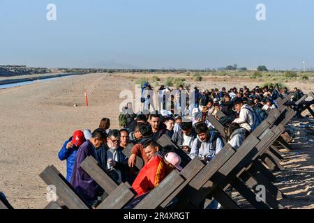 YUMA, AZ - MAGGIO 11: I migranti visti si sono stabiliti per attraversare il confine alla riserva indiana di Cocopah prima che il titolo 42 si concluda alle 11:59pm:00 consentendo a tutti i migranti di richiedere asilo dopo il divieto di salute dell'era COVID di tre anni. Yuma, Arizona il 11 maggio 2023. Credito: DeeCee carter/MediaPunch Foto Stock