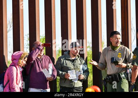 YUMA, AZ - MAGGIO 11: I migranti visti si sono stabiliti per attraversare il confine alla riserva indiana di Cocopah prima che il titolo 42 si concluda alle 11:59pm:00 consentendo a tutti i migranti di richiedere asilo dopo il divieto di salute dell'era COVID di tre anni. Yuma, Arizona il 11 maggio 2023. Credito: DeeCee carter/MediaPunch Foto Stock