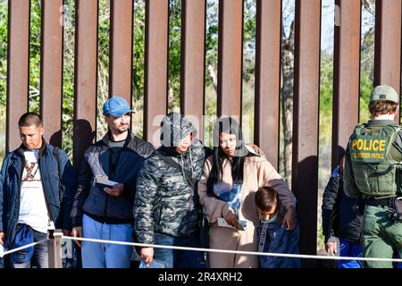 YUMA, AZ - MAGGIO 11: I migranti visti si sono stabiliti per attraversare il confine alla riserva indiana di Cocopah prima che il titolo 42 si concluda alle 11:59pm:00 consentendo a tutti i migranti di richiedere asilo dopo il divieto di salute dell'era COVID di tre anni. Yuma, Arizona il 11 maggio 2023. Credito: DeeCee carter/MediaPunch Foto Stock