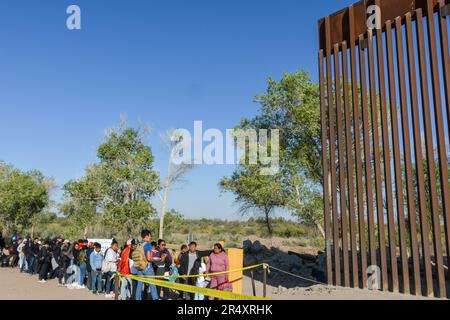 YUMA, AZ - MAGGIO 11: I migranti visti si sono stabiliti per attraversare il confine alla riserva indiana di Cocopah prima che il titolo 42 si concluda alle 11:59pm:00 consentendo a tutti i migranti di richiedere asilo dopo il divieto di salute dell'era COVID di tre anni. Yuma, Arizona il 11 maggio 2023. Credito: DeeCee carter/MediaPunch Foto Stock