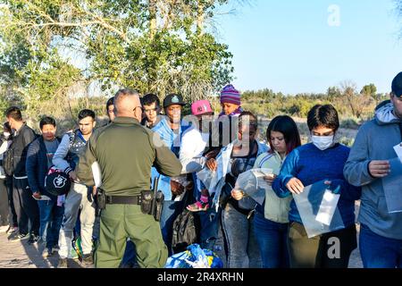 YUMA, AZ - MAGGIO 11: I migranti visti si sono stabiliti per attraversare il confine alla riserva indiana di Cocopah prima che il titolo 42 si concluda alle 11:59pm:00 consentendo a tutti i migranti di richiedere asilo dopo il divieto di salute dell'era COVID di tre anni. Yuma, Arizona il 11 maggio 2023. Credito: DeeCee carter/MediaPunch Foto Stock