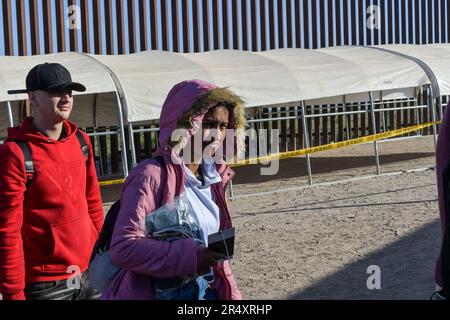 YUMA, AZ - MAGGIO 11: I migranti visti si sono stabiliti per attraversare il confine alla riserva indiana di Cocopah prima che il titolo 42 si concluda alle 11:59pm:00 consentendo a tutti i migranti di richiedere asilo dopo il divieto di salute dell'era COVID di tre anni. Yuma, Arizona il 11 maggio 2023. Credito: DeeCee carter/MediaPunch Foto Stock