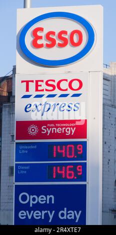 Manchester, Regno Unito. 30th maggio, 2023. Prezzi del carburante presso un garage Tesco Express ed esso a Manchester, Regno Unito. Il prezzo medio della benzina nel Regno Unito è sceso al di sotto di 145p dollari questo mese, che è il più basso che sia stato dal gennaio 2022. In questo momento, un litro di benzina costa in media circa 143,35p dollari, anche se i supermercati possono avere prezzi leggermente migliori a seconda di dove ci si trova. Fuel Watch ha calcolato che il prezzo medio nei quattro principali supermercati è di 140,74p. Credit: Terry Waller/Alamy Live News Foto Stock