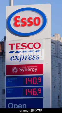 Manchester, Regno Unito. 30th maggio, 2023. Prezzi del carburante presso un garage Tesco Express ed esso a Manchester, Regno Unito. Il prezzo medio della benzina nel Regno Unito è sceso al di sotto di 145p dollari questo mese, che è il più basso che sia stato dal gennaio 2022. In questo momento, un litro di benzina costa in media circa 143,35p dollari, anche se i supermercati possono avere prezzi leggermente migliori a seconda di dove ci si trova. Fuel Watch ha calcolato che il prezzo medio nei quattro principali supermercati è di 140,74p. Credit: Terry Waller/Alamy Live News Foto Stock