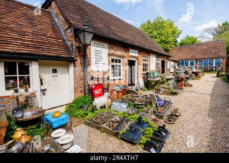 Oggetti d'antiquariato esposti all'esterno del negozio di antiquariato Undow Stairs a Hungerford, una storica città commerciale del Berkshire, Inghilterra Foto Stock