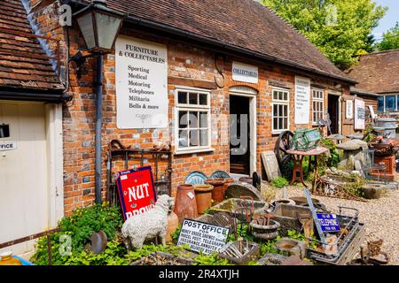 Oggetti d'antiquariato esposti all'esterno del negozio di antiquariato Undow Stairs a Hungerford, una storica città commerciale del Berkshire, Inghilterra Foto Stock