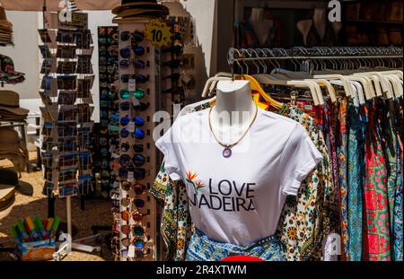 Una t-shirt bianca "Love Madeira" in esposizione in un negozio di souvenir turistico a Sao Martinho, Funchal, capitale sulla costa meridionale di Madeira Foto Stock