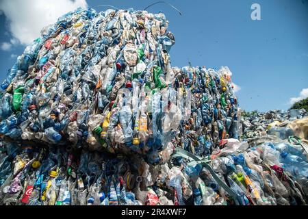 Una vista delle balle di plastica in un impianto di riciclaggio a Nakuru. I negoziatori si sono riuniti a Parigi, in Francia, per la seconda tornata di deliberazioni volte a sviluppare un trattato globale volto ad affrontare la crescente questione dell’inquinamento della plastica. Secondo un recente rapporto del programma delle Nazioni Unite per l'ambiente (UNEP), i paesi hanno il potenziale di ridurre l'inquinamento della plastica del 80% entro il 2040 eliminando le plastiche non necessarie, implementando strategie di riciclaggio e riutilizzo, introducendo sistemi di restituzione dei depositi e sostituendo la plastica con materiali alternativi sostenibili. Foto Stock