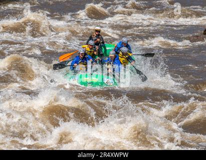 Foto davvero avventurosa di persone che prendono l'acqua ruvida del fiume Arkansas nella primavera del 2023 dopo un sacco di pioggia e neve sciolta fatto per alcuni Foto Stock