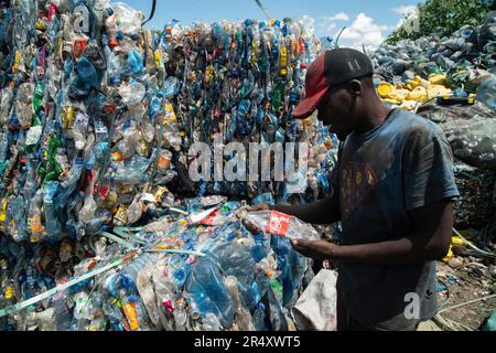 Un lavoratore è visto in un impianto di riciclaggio a Nakuru. I negoziatori si sono riuniti a Parigi, in Francia, per la seconda tornata di deliberazioni volte a sviluppare un trattato globale volto ad affrontare la crescente questione dell’inquinamento della plastica. Secondo un recente rapporto del programma delle Nazioni Unite per l'ambiente (UNEP), i paesi hanno il potenziale di ridurre l'inquinamento della plastica del 80% entro il 2040 eliminando le plastiche non necessarie, implementando strategie di riciclaggio e riutilizzo, introducendo sistemi di restituzione dei depositi e sostituendo la plastica con materiali alternativi sostenibili. (Foto di James Wakibia/SOPA Images/Sipa USA Foto Stock